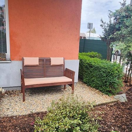 Bastien Studio Near Airport Prague Extérieur photo