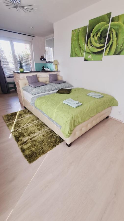 Bastien Studio Near Airport Prague Extérieur photo