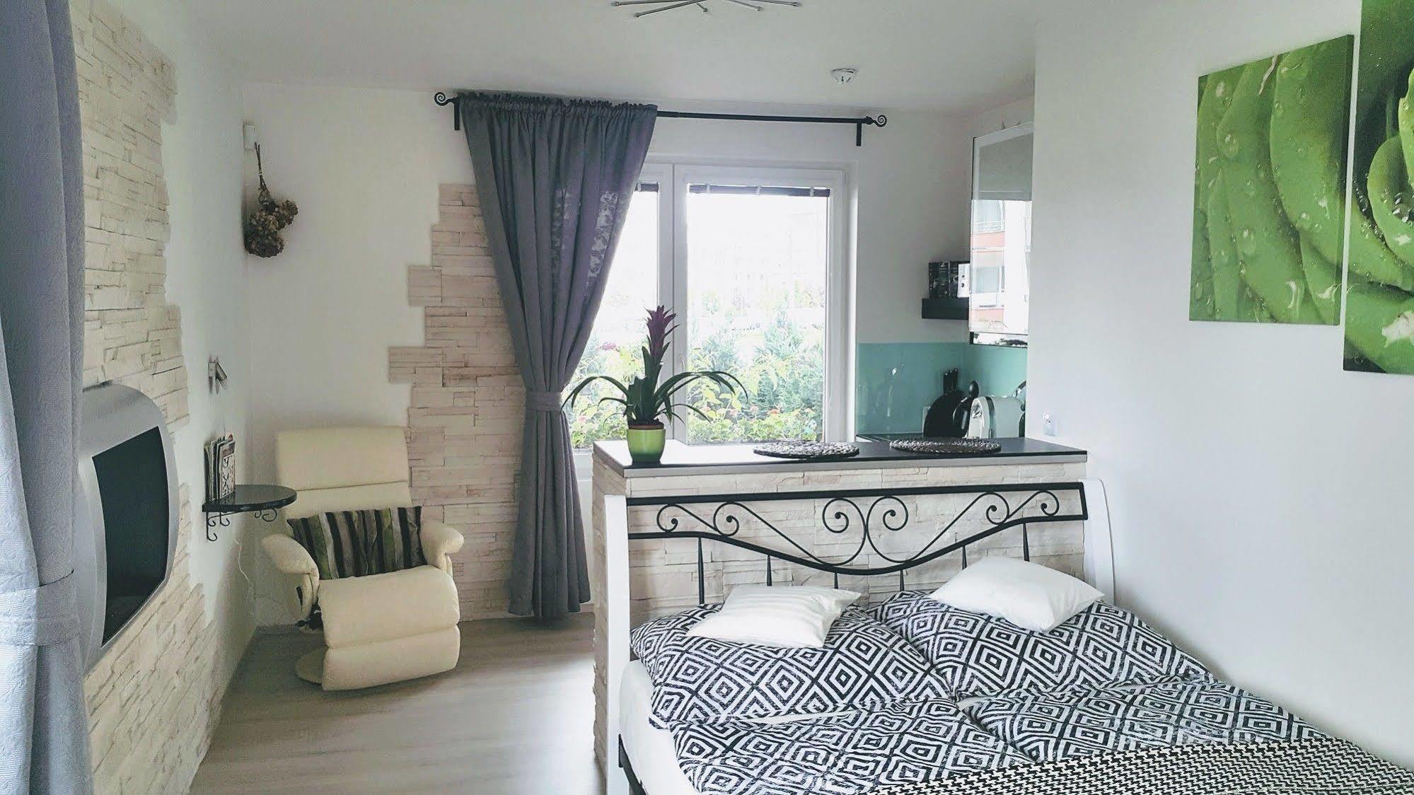 Bastien Studio Near Airport Prague Extérieur photo