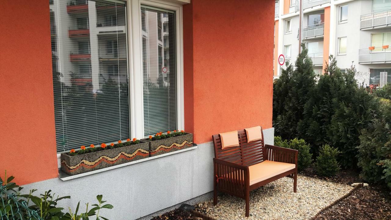 Bastien Studio Near Airport Prague Extérieur photo