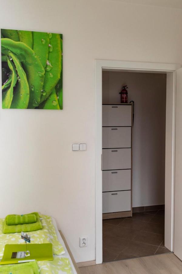 Bastien Studio Near Airport Prague Extérieur photo